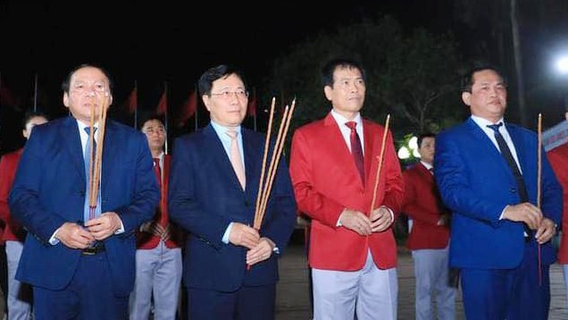 Trước khi buổi lễ bắt đầu, Ủy viên Bộ Chính trị, Phó Thủ tướng thường trực Chính phủ Phạm Bình Minh và các thành viên đoàn thể thao Việt Nam (TTVN) đã làm lễ dâng hương tại tượng đài Chủ tịch Hồ Chí Minh tại khuôn viên Trung tâm huấn luyện thể thao quốc g