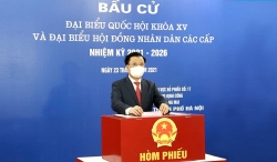 Bí thư Thành ủy Đinh Tiến Dũng bỏ phiếu bầu cử tại phường Định Công, quận Hoàng Mai