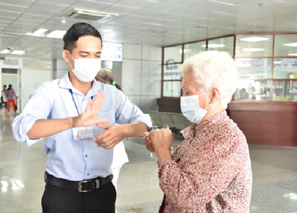 Nhân viên y tế hướng dẫn người bệnh và thân nhân biện pháp sát khuẩn tay đúng cách