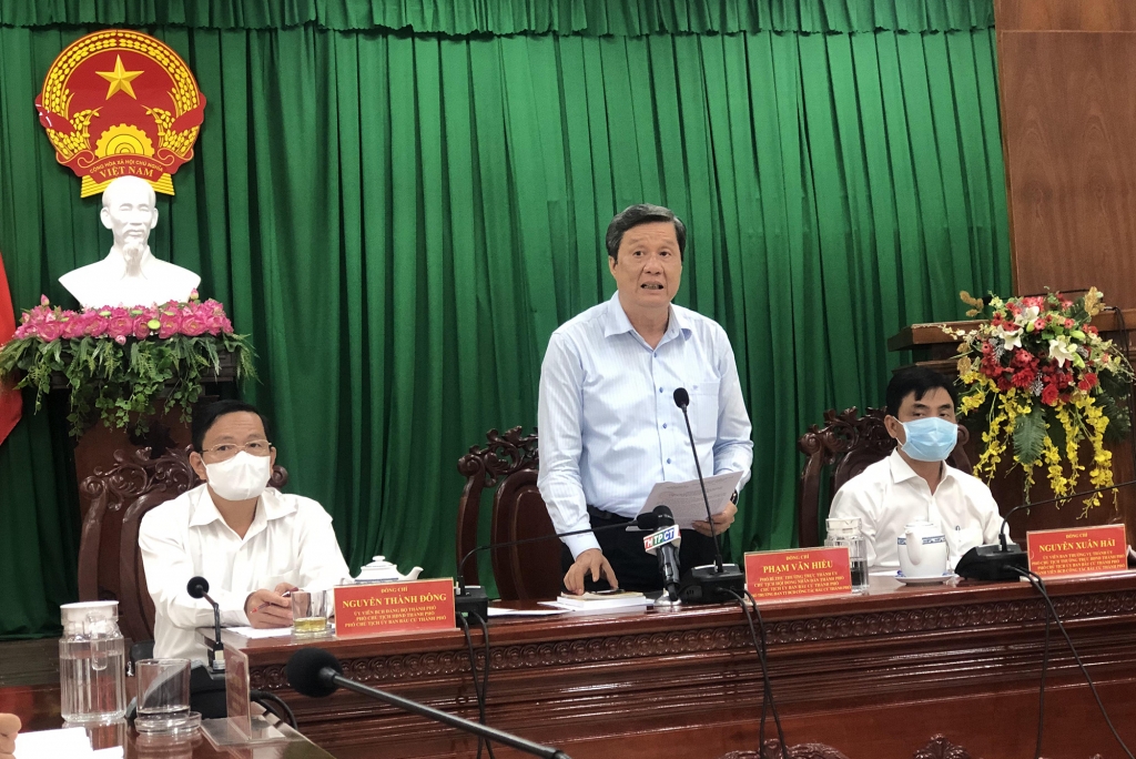 Chủ tịch Ủy ban Bầu cử thành phố Phạm Văn Hiểu và hai Phó chủ tịch tại cuộc họp báo