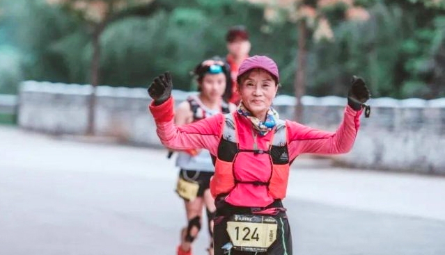Bà Wang Lang đã chinh phục 100 cuộc thị marathon trong vòng gần 20 năm qau (Ảnh: Odditycentral)
