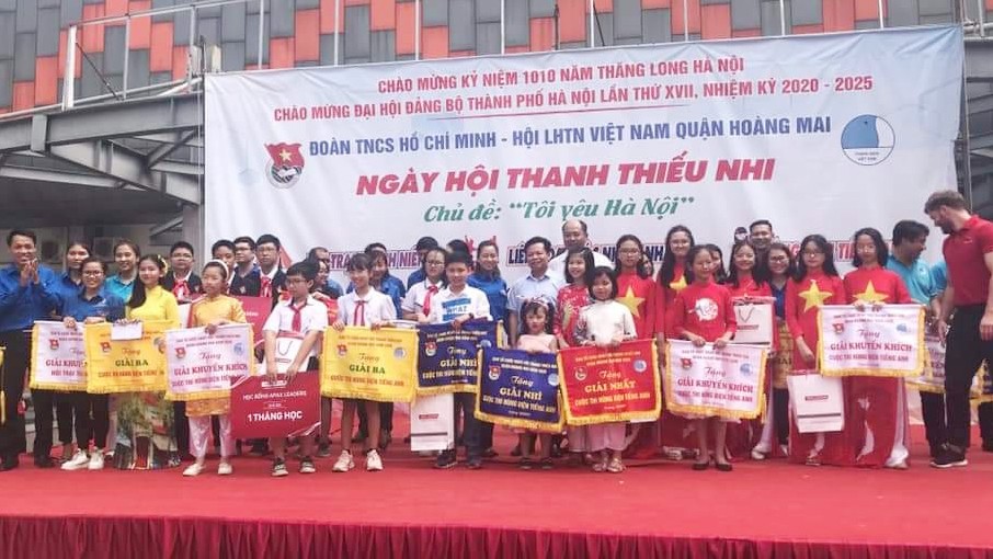 Trần Nguyễn Trang Nhung - cô học sinh bé nhỏ có năng khiếu thuyết trình và niềm đam mê ngoại ngữ