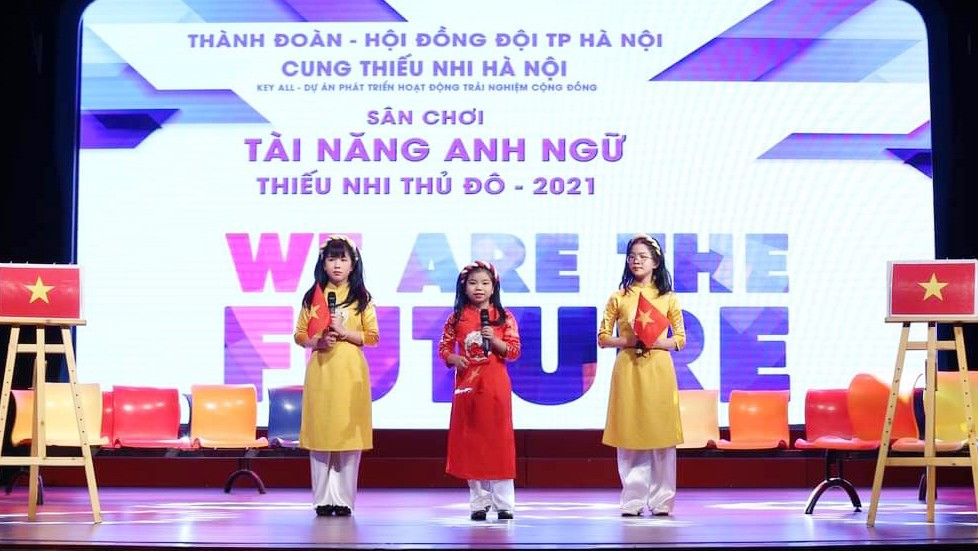 Trần Nguyễn Trang Nhung - cô học sinh bé nhỏ có năng khiếu thuyết trình và niềm đam mê ngoại ngữ