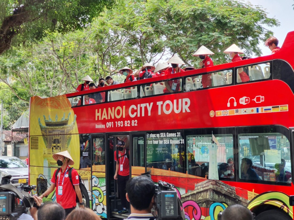 Du khách nước ngoài hào hứng trải nghiệm City tour dịp SEA Games 31