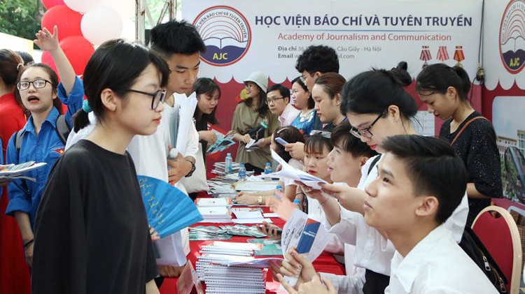Sinh viên học viện Báo chí và Tuyên truyền hướng dẫn tuyển sinh. Ảnh: AJC Sinh viên học viện Báo chí và Tuyên truyền hướng dẫn tuyển sinh. Ảnh: AJC