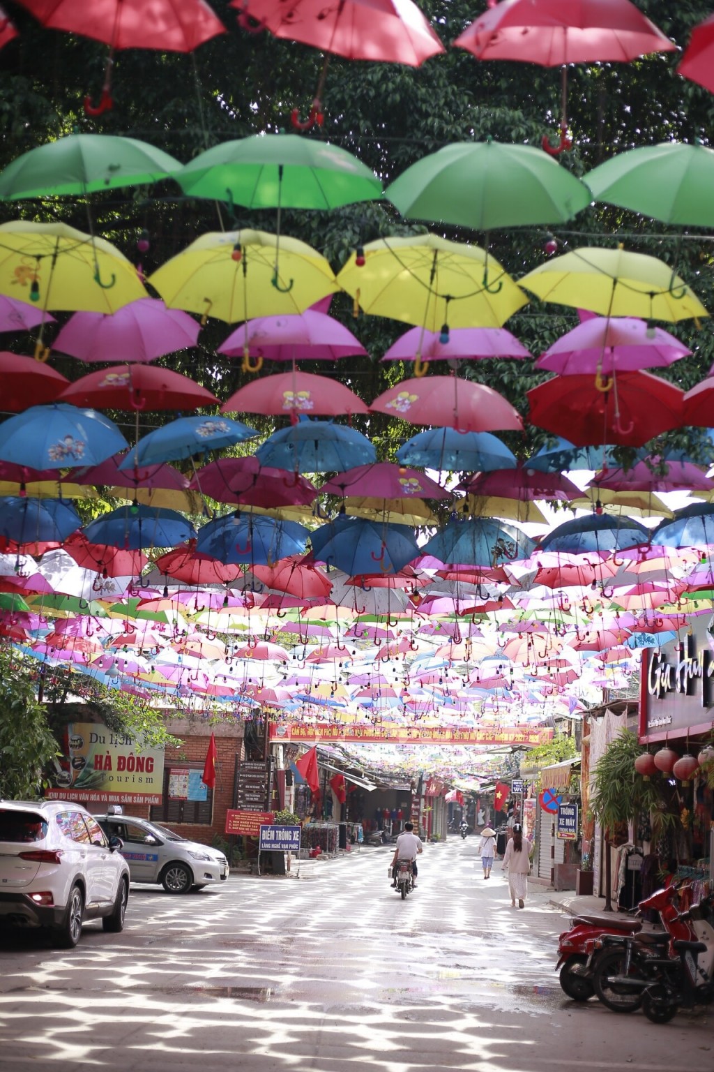 Con đường ô đầy màu sắc nổi tiếng thu hút khách du lịch