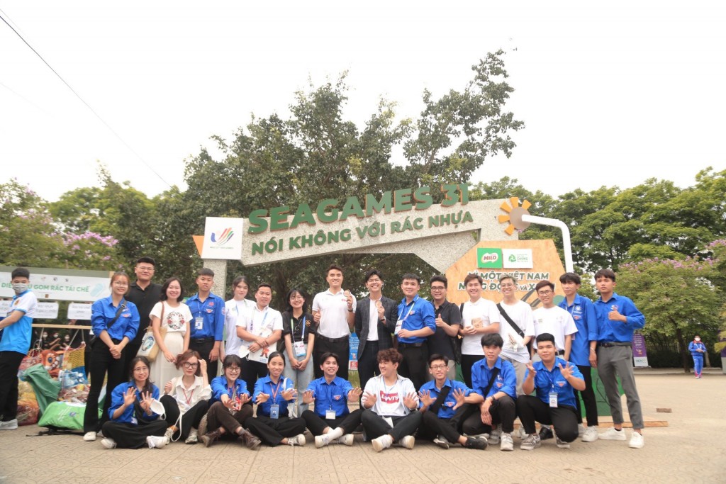 Vậ động viên Vũ Thành An cũng tình nguyện viên thu gom rác thải nhựa, lan tỏa thông điệp về một SEA Games xanh tại Việt Nam
