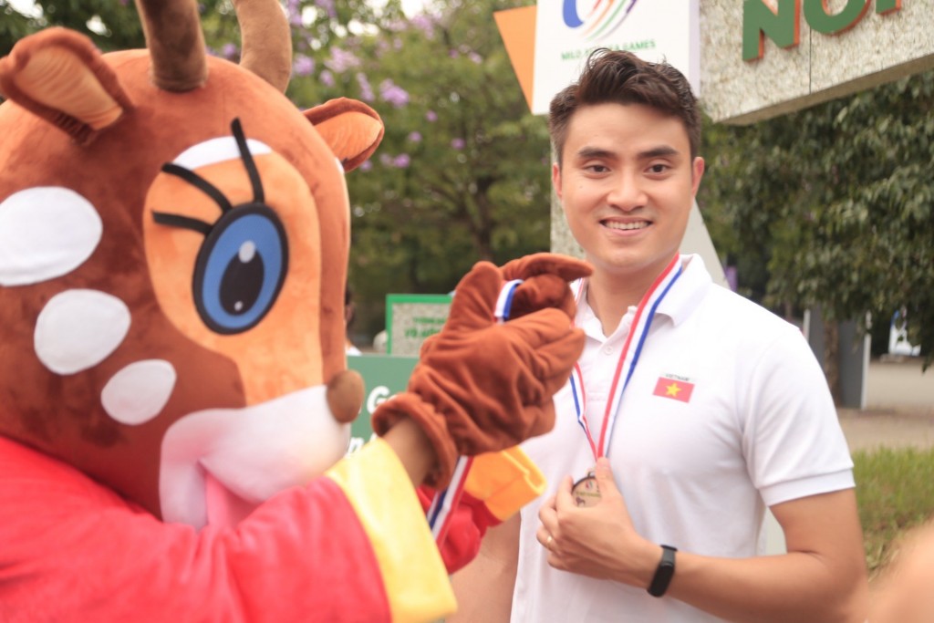 Vận động viên đấu kiếm Vũ Thành An rạng rỡ nhận huy chương xanh Vận động viên đấu kiếm Vũ Thành An rạng rỡ nhận huy chương xanh