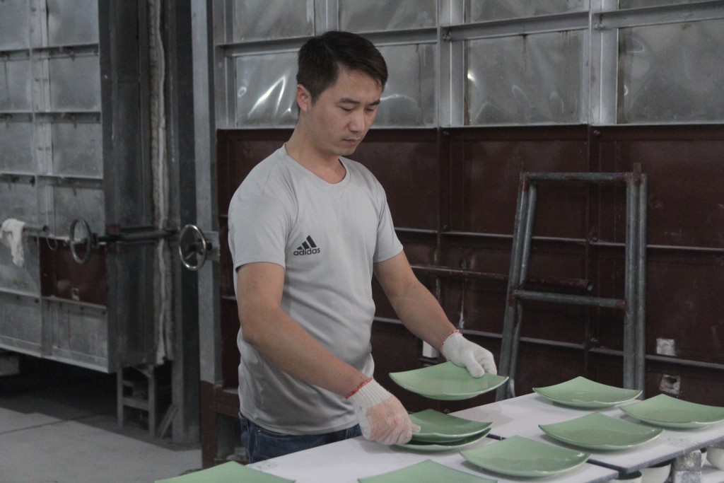 Nghệ nhân Làng gốm Bát Tràng trong công đoạn chế tác sản phẩm 