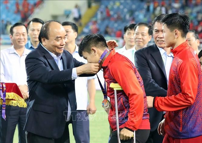 Chủ tịch nước Nguyền Xuân Phúc trao huy chương Vàng cho các cầu thru U23 Việt Nam