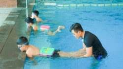 Hà Nội khuyến khích, vận động cha mẹ cho con học bơi dịp hè