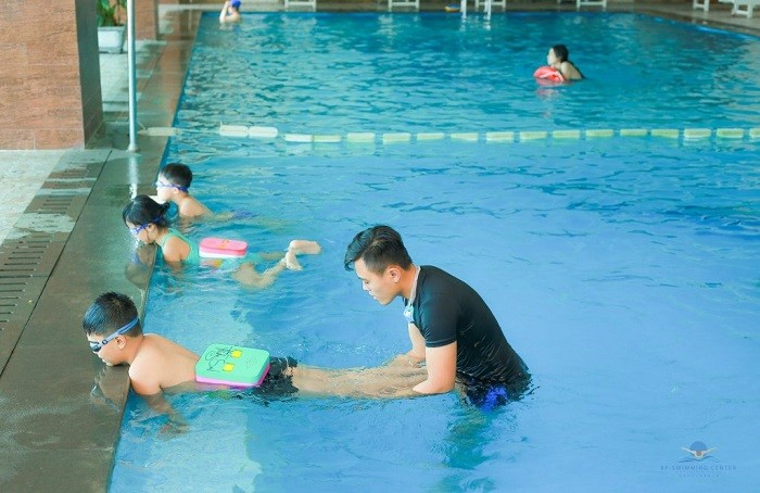Hà Nội khuyến khích, vận động cha mẹ học sinh cho con học bơi dịp hè