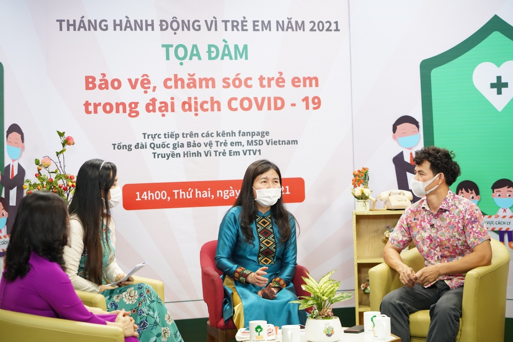 Bà Nguyễn Thị Nga (giữa) Phó Cục trưởng Cục Trẻ em