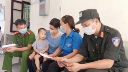 Hai sĩ quan công an hiến máu cứu trẻ trong vùng dịch Bắc Giang