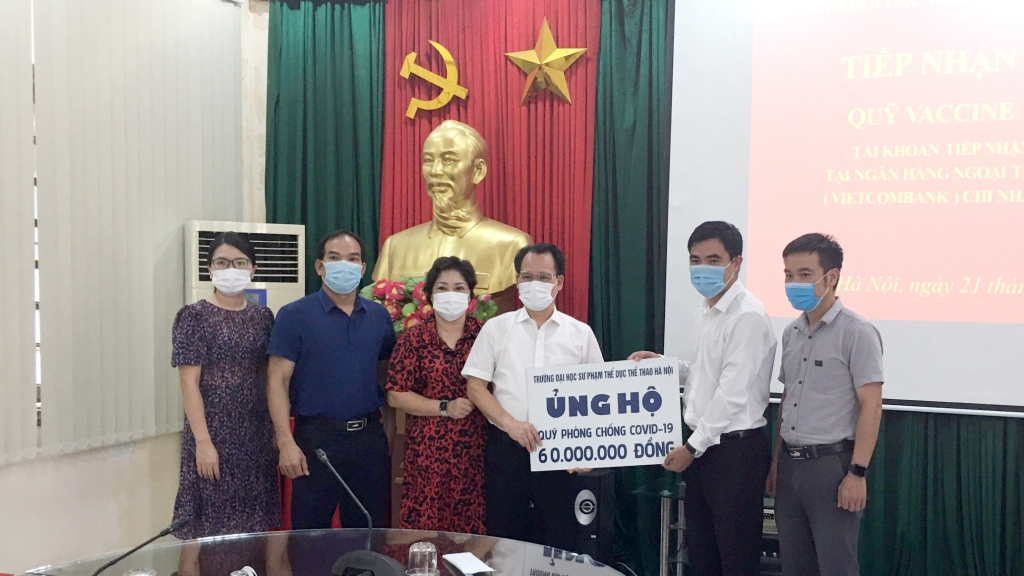 Nhà trường cử đoàn đại diện đến trụ sở Đảng ủy khối các trường đại học, cao đẳng Hà Nội tao số tiền 60 triệu đồng cho Quỹ vaccine phòng Covid-19
