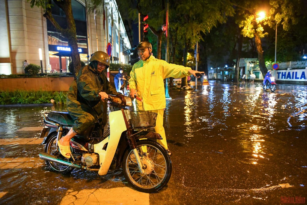 Những công nhân áo vàng chống ngập cho Thủ đô