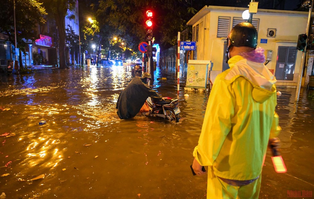 Những công nhân áo vàng chống ngập cho Thủ đô