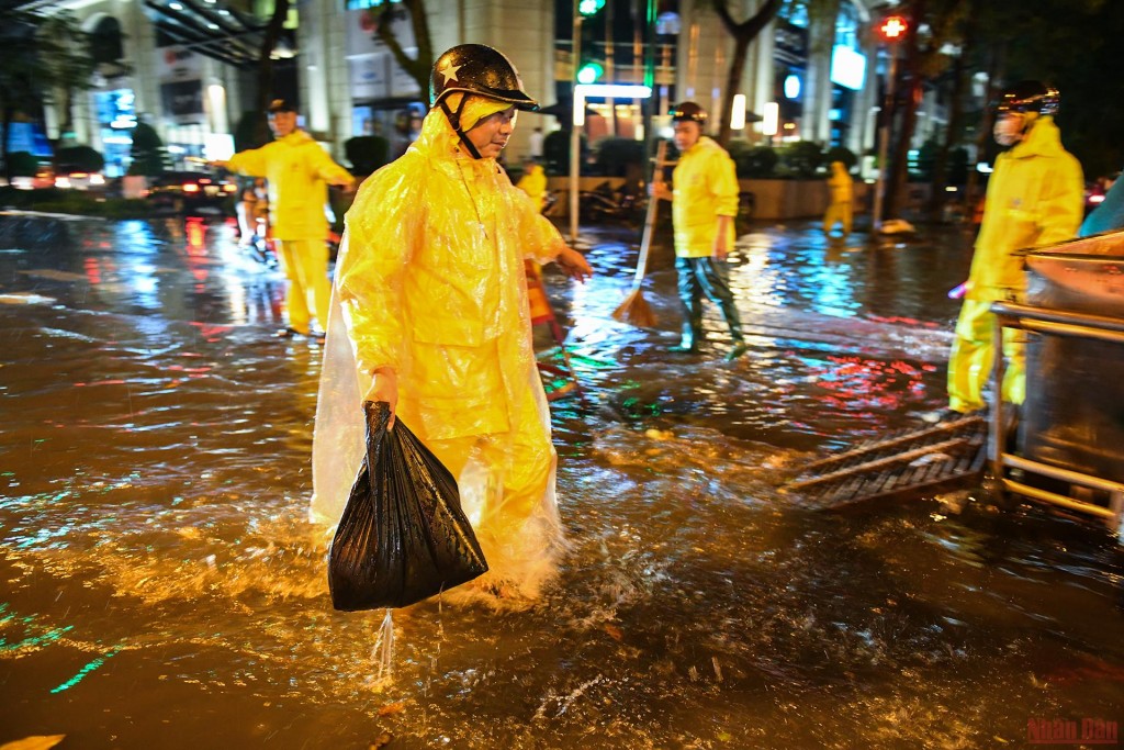 Những công nhân áo vàng chống ngập cho Thủ đô