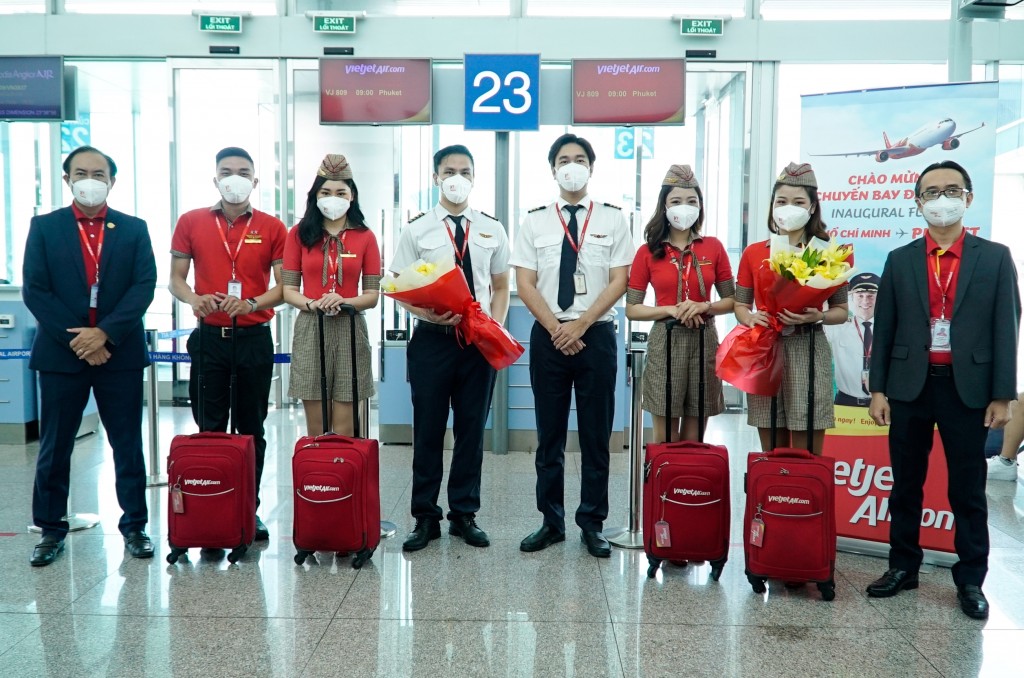 Lãnh đạo và phi hành đoàn Vietjet/ Vietjet's leaders and the flight crews