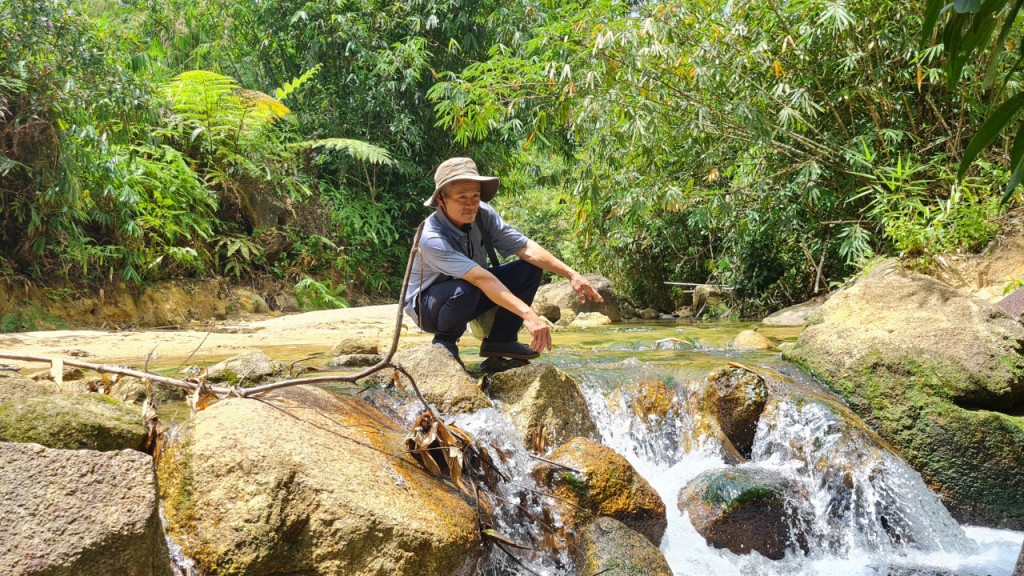 Ông Võ Văn Phước bên dòng suối trong vắt nơi thượng nguồn suối Cát