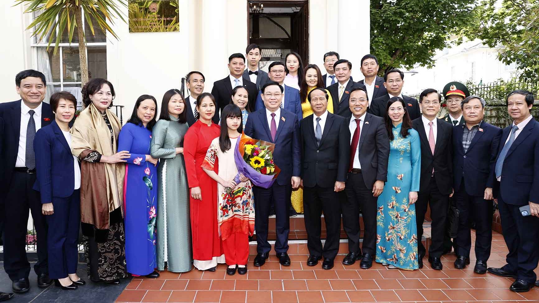 Chủ tịch Quốc hội Vương Đình Huệ thăm Đại sứ quán và gặp gỡ cộng đồng người Việt tại Vương quốc Anh