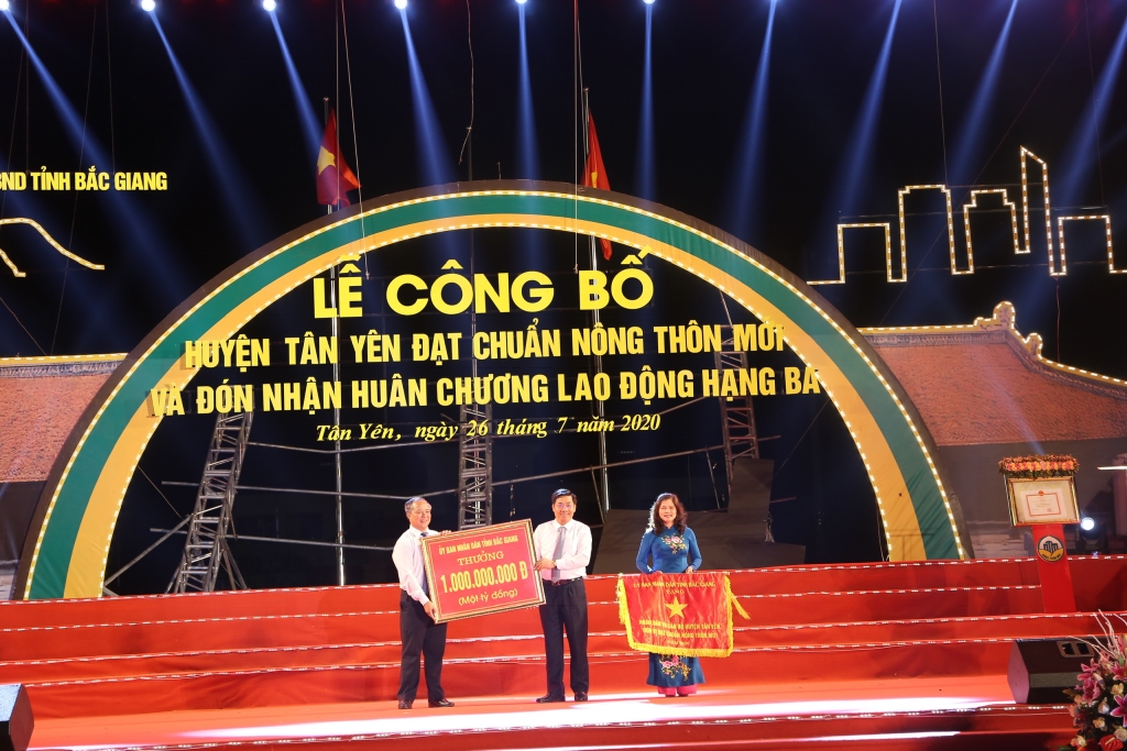 0352 chy tych ubnd tynh byc gian dyyng vyn thai tyng cy thi yua cya ubnd tynh va trao thyyng 1 ty yyng cho huyyn tan yen