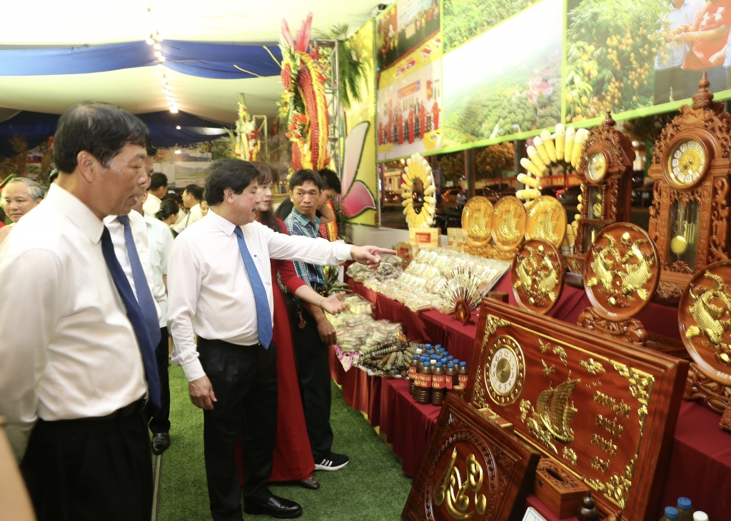 0358 yyng chi le quyc doanh thy tryyng by nong nghiyp va phat triyn nong thon cung cac lanh yyo tynh huyyn tham quan gian hang