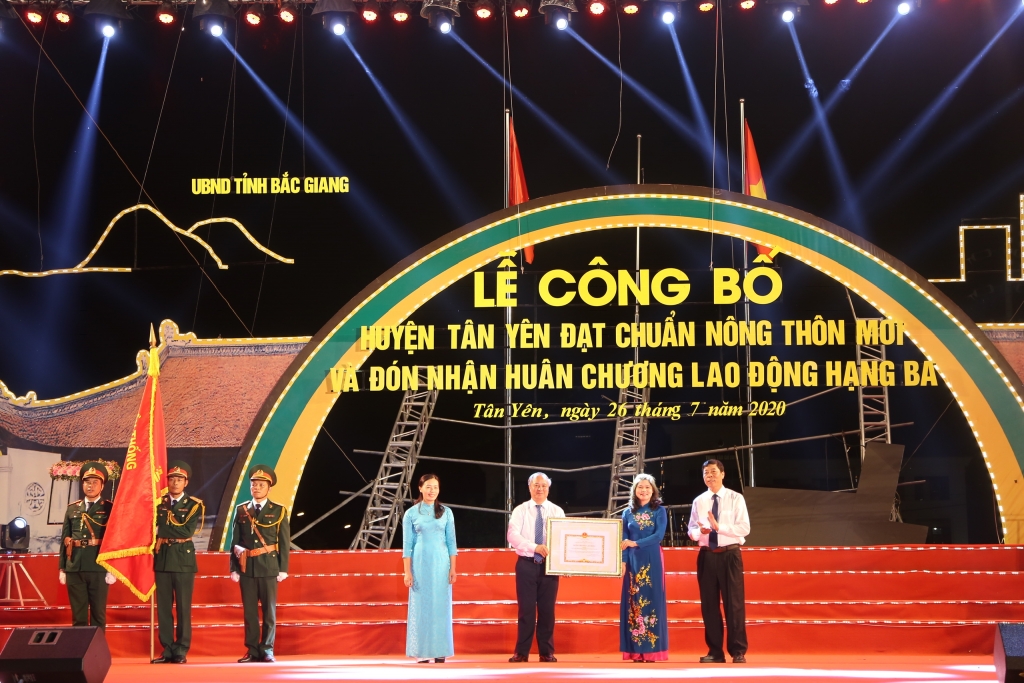 0402 thya yy quyyn cya chy tych nyyc bi thy tynh yy bui vyn hyi trao huan chyyng lao yyng hyng ba cho can by nhan dan huyyn tan yen