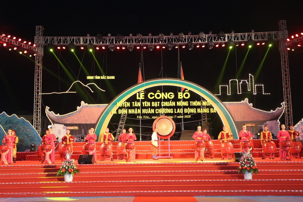 0408 tiyt myc tryng hyi do cac nghy sy nha hat cheo byc giang biyu diyn