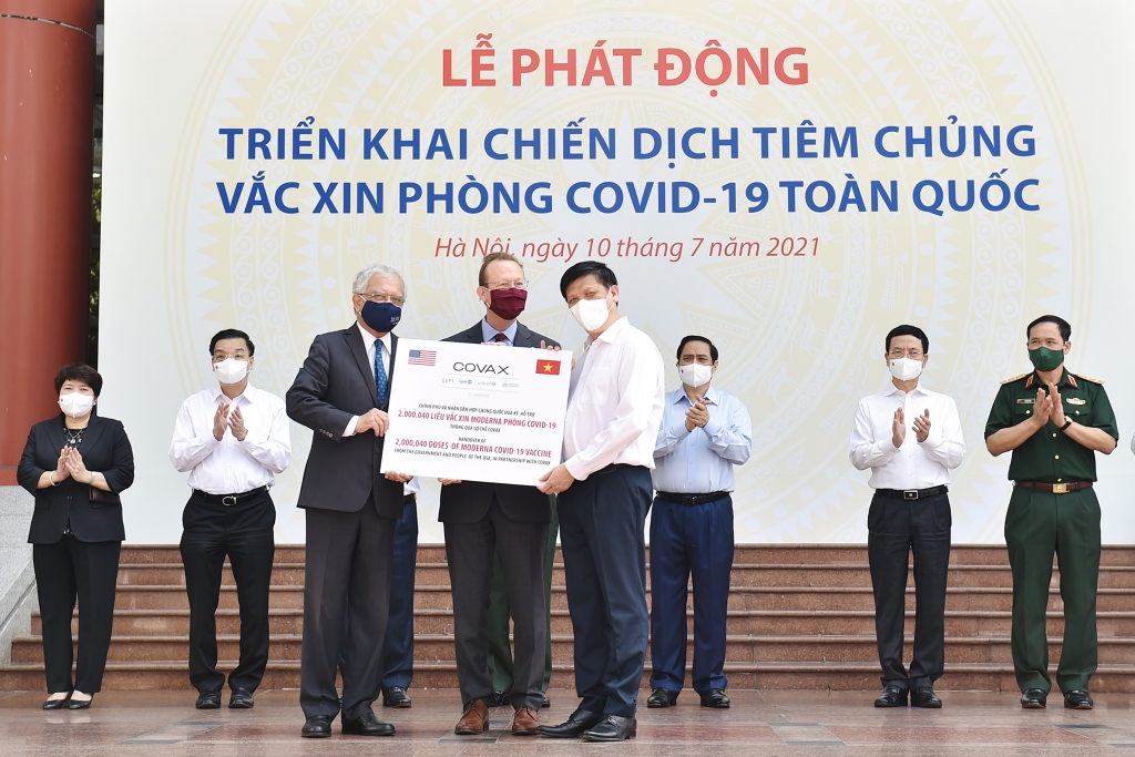 Ngay trong sáng ngày 10/7, dưới sự chứng kiến của Thủ tướng Chính phủ Phạm Minh Chính, ông Kamal Malhotra, Điều phối viên Thường trú Liên Hợp Quốc tại Việt Nam đã trao 2.000.040 liều vaccine Moderna cho Bộ trưởng Y tế Nguyễn Thanh Long