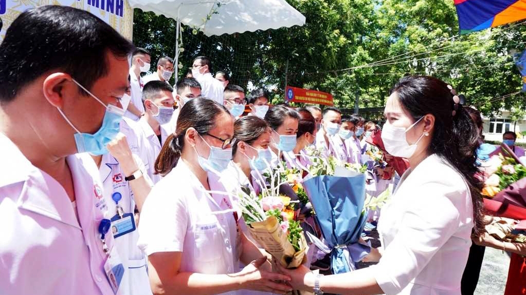 70 y, bác sĩ Quảng Ninh lên đường “chia lửa” cùng TP Hồ Chí Minh