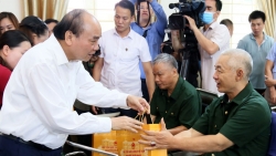 Chủ tịch nước Nguyễn Xuân Phúc thăm, tặng quà các thương, bệnh binh tại Bắc Ninh