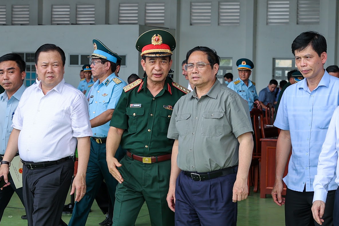 Thủ tướng chỉ đạo "làm ngày làm đêm" để giải quyết tình trạng quá tải sân bay Tân Sơn Nhất