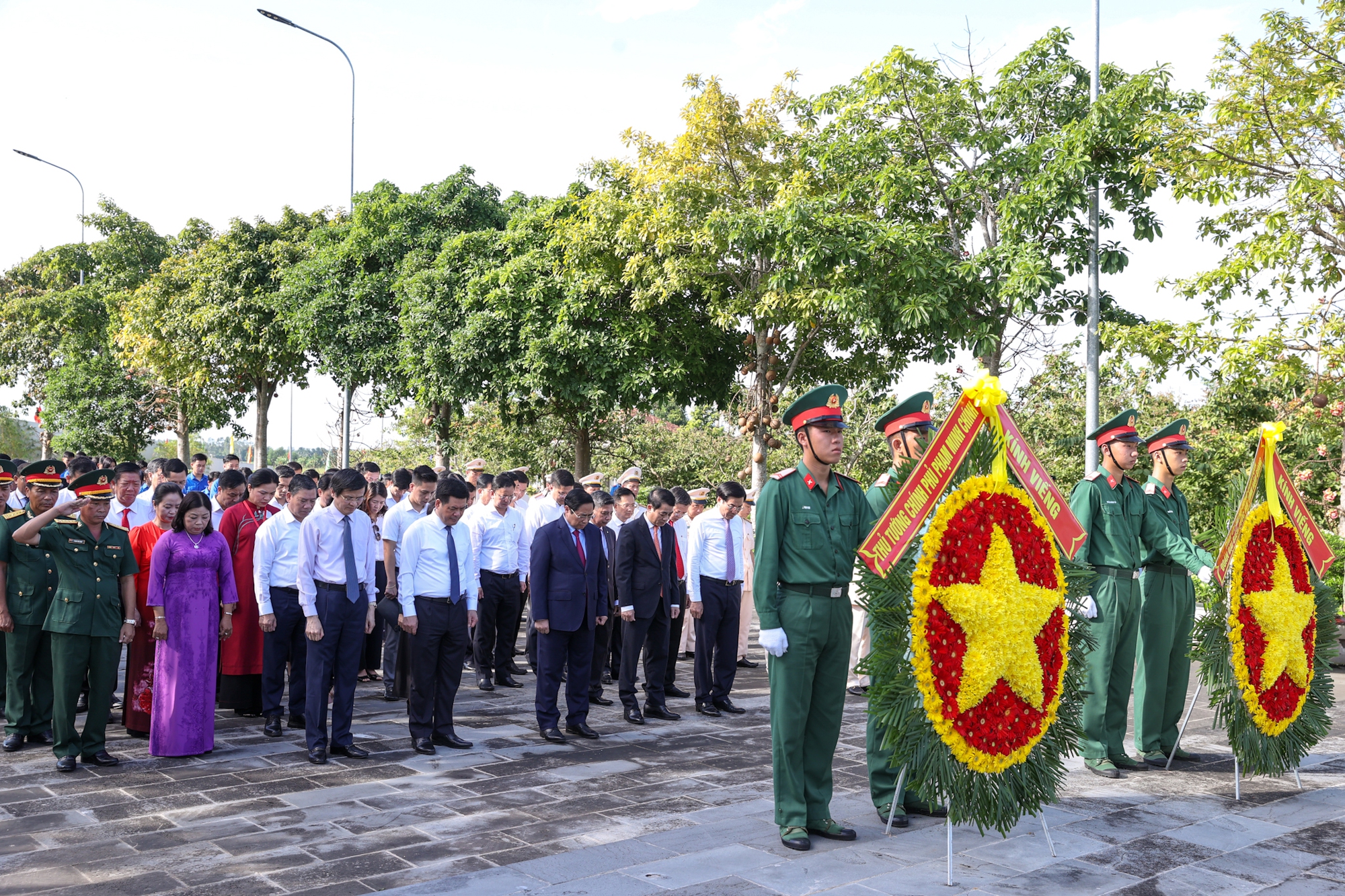 Thủ tướng dâng hương tưởng niệm các anh hùng, liệt sĩ Thủ tướng dâng hương tưởng niệm các anh hùng, liệt sĩ