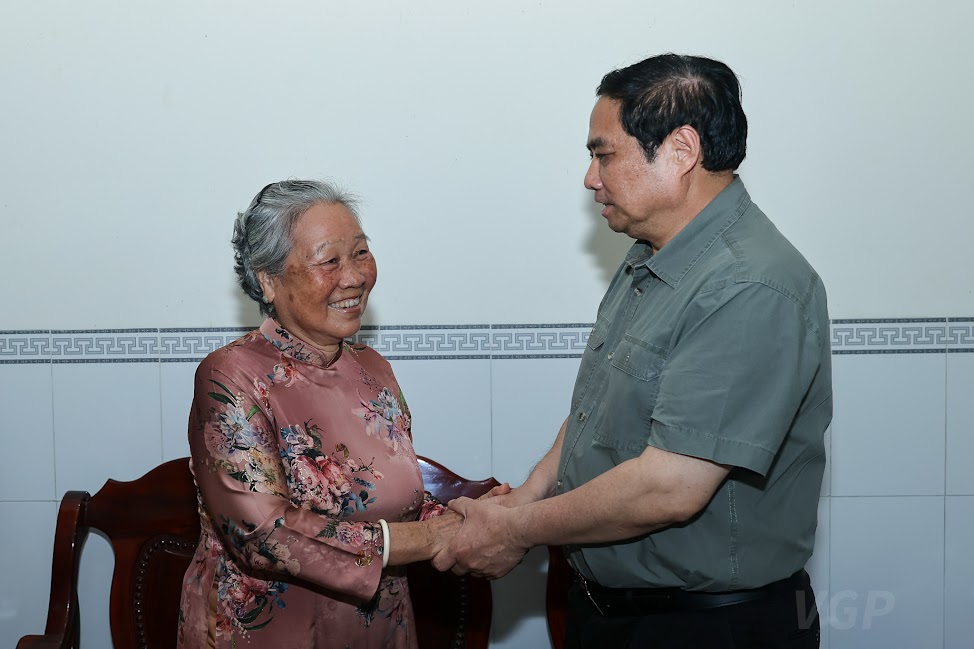 Thủ tướng dâng hương tưởng niệm các anh hùng, liệt sĩ Thủ tướng dâng hương tưởng niệm các anh hùng, liệt sĩ