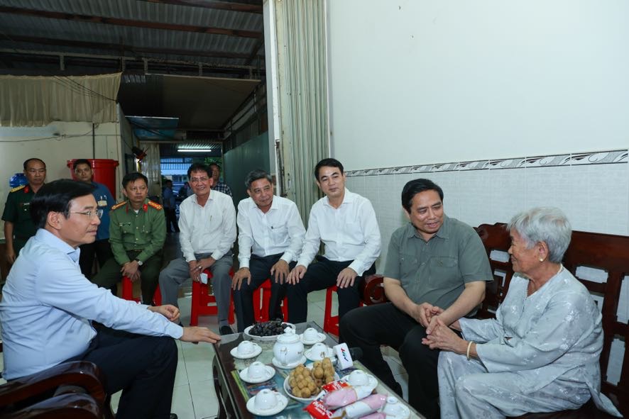 Thủ tướng dâng hương tưởng niệm các anh hùng, liệt sĩ Thủ tướng dâng hương tưởng niệm các anh hùng, liệt sĩ