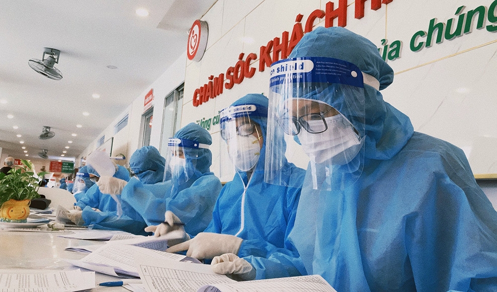 Bệnh viện Phụ sản thành phố Cần Thơ đón tiếp người đến đăng ký tiêm vắc xin (Ảnh: TĐ-NH)