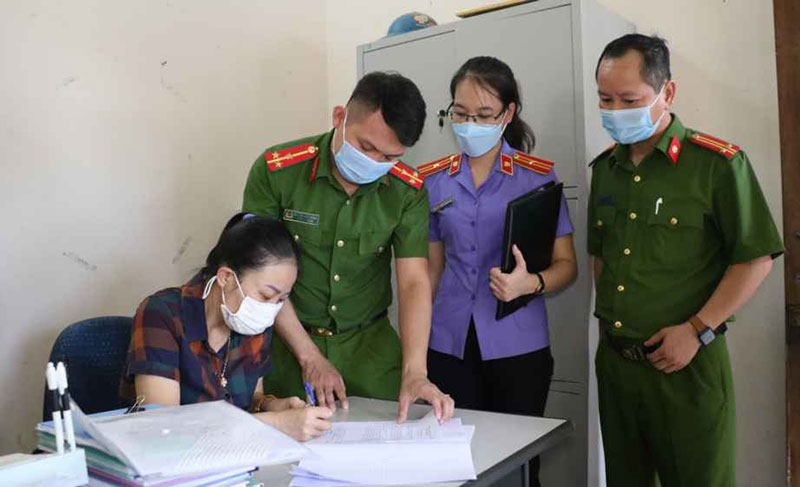 Bị can Nguyễn Thị Thương Kế Toán trưởng xã  ký vào các biên bản liên quan
