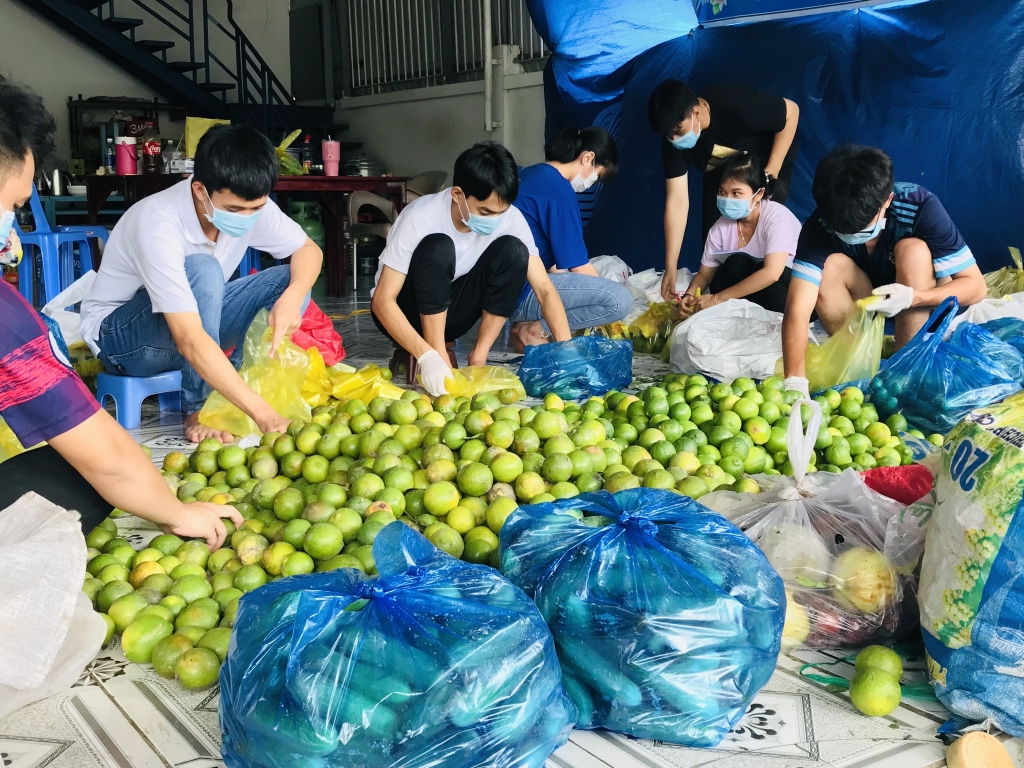 Thời gian qua, nhiều bạn trẻ Cần Thơ đã tham gia các đội tặng hàng thiết yếu cho người dân gặp khó khăn