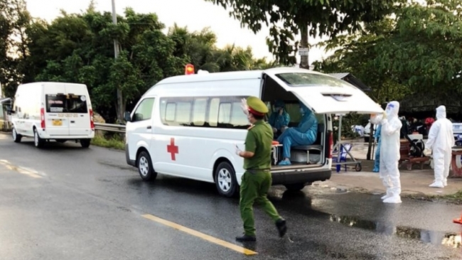 Công nhân từ TP HCM giả đeo khăn tang hòng "thông chốt" về quê