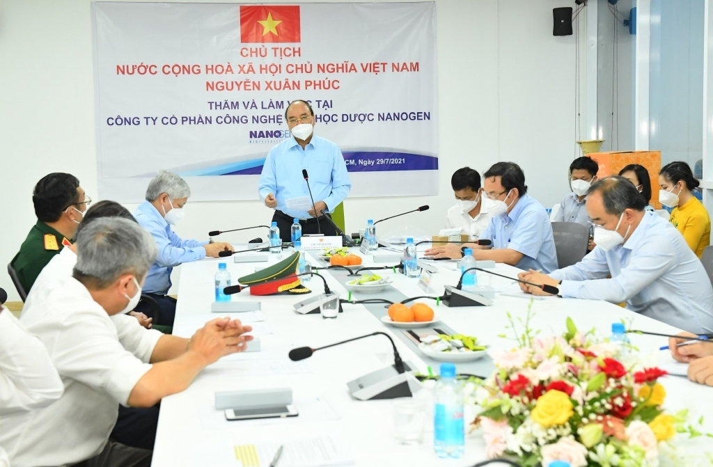 Chủ tịch nước Nguyễn Xuân Phúc đã đến thăm, làm việc tại Công ty Cổ phần Công nghệ sinh học dược Nanogen, ngày 29/7/2021