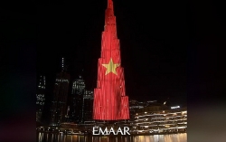 Hình ảnh quốc kỳ Việt Nam rực sáng trên tòa tháp cao nhất thế giới