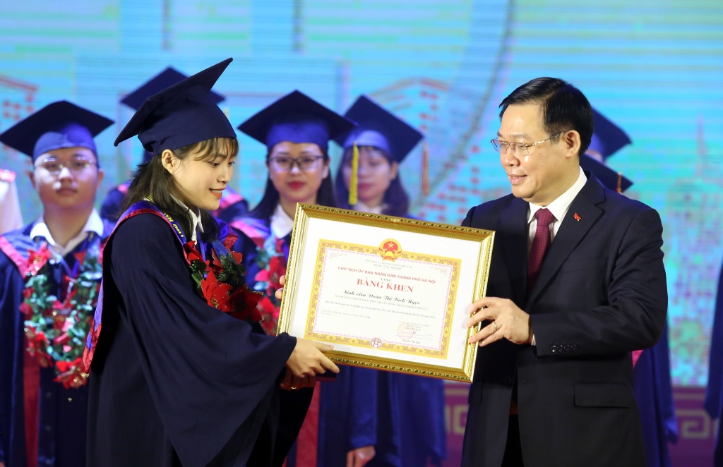 Phát huy tinh thần xung kích sáng tạo cống hiến cho Thủ đô và đất nước phat huy tinh than xung kich sang tao cong hien cho thu do va dat nuoc