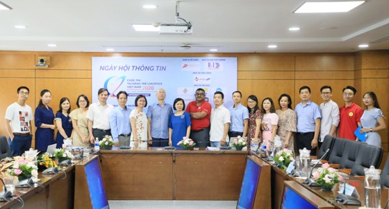 Ban Tổ chức cuộc thi cùng đại diện các nhà tài trợ tại sự kiện Information Day 2020