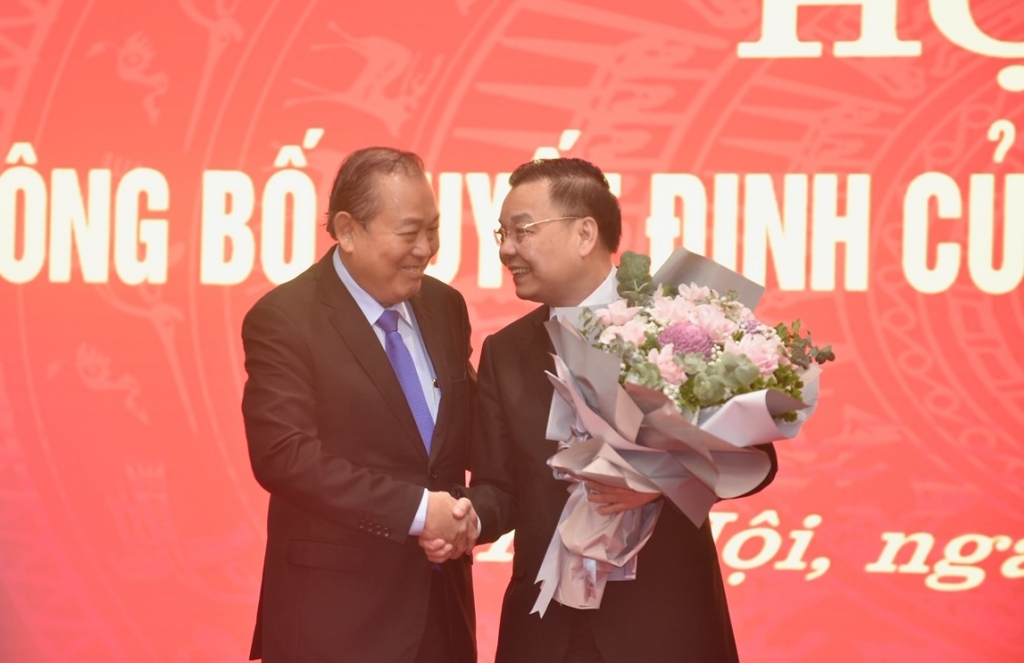 Phó Thủ tướng Thường trực Chính phủ Trương Hòa Bình tặng hoa chúc mừng đồng chí Chu Ngọc Anh
