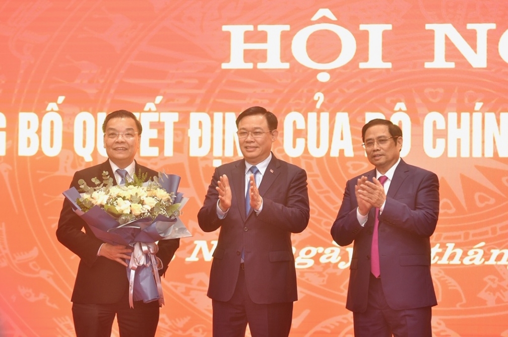 Ủy viên Bộ Chính trị, Bí thư Thành ủy Hà Nội chúc mừng đồng chí Chu Ngọc Anh