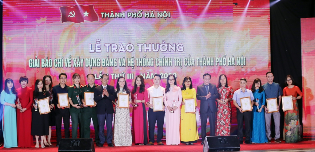 Trưởng ban Tuyên giáo Thành ủy Nguyễn Văn Phong và Giám đốc Đài PTTH Hà Nội Tô Quang Phán trao giải C Giải báo chí về Xây dựng Đảng và hệ thống chính trị cho các tác giả có tác phẩm đạt giải