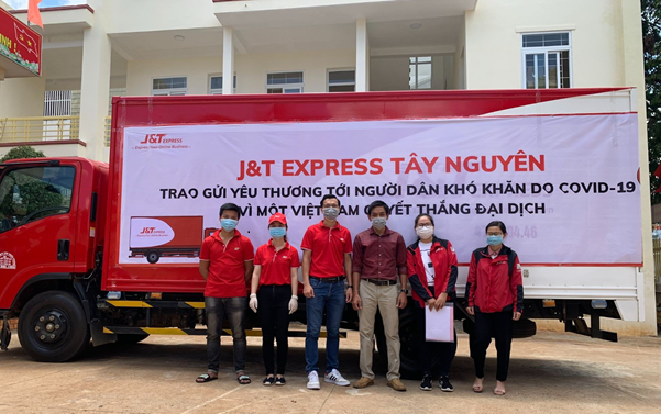 J&T Express chi nhánh Tây Nguyên cùng Ủy ban MTTQ Việt Nam TP Buôn Ma Thuột gửi tặng quà tới người dân khó khăn do đại dịch