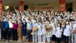 500 cán bộ, nhân viên y tế Quảng Ninh tiếp tục lên đường tham gia chống dịch tại Thủ đô