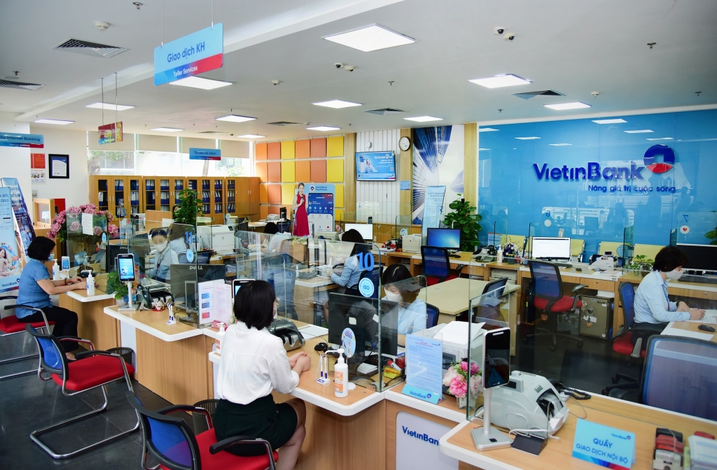 Khách hàng thực hiện giao dịch tại VietinBank